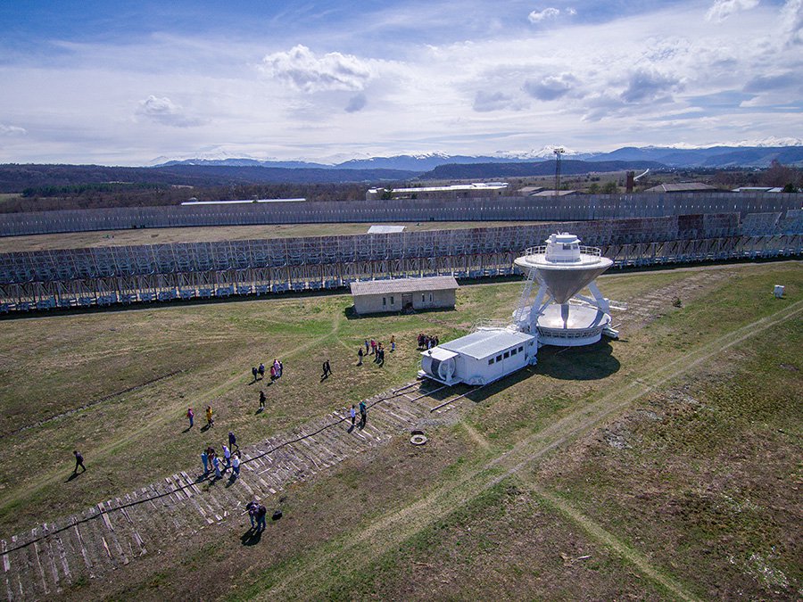 На заднем плане — РАТАН-600, крупнейший в мире радиотелескоп с рефлекторным зеркалом диаметром около 600 метров. Фото: Управление пресс-службы Главы и Правительства Карачаево-Черкесской Республики