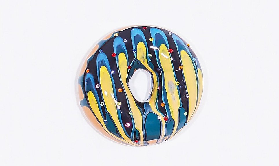Джей Йонг Ким. Пончиковое безумие. Керамика, глазурь кристаллы Swarovski. Фото: Askeri Gallery