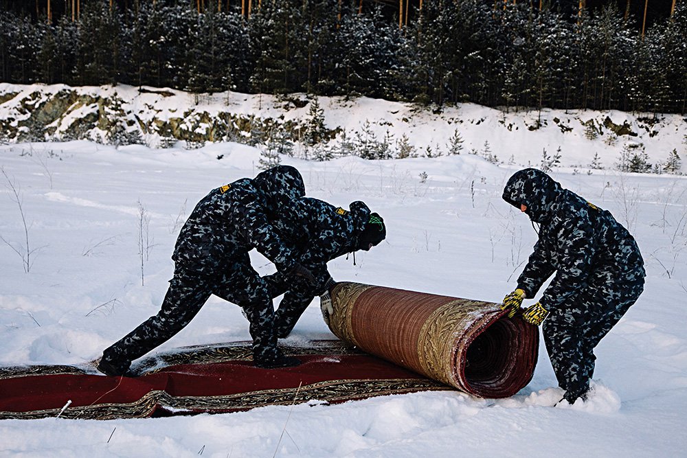 Тимофей Радя. «Фигура 1. Стабильность». Екатеринбург, 2012. Объект, сделанный из полицейских щитов. Фото: Иван Клейменов
