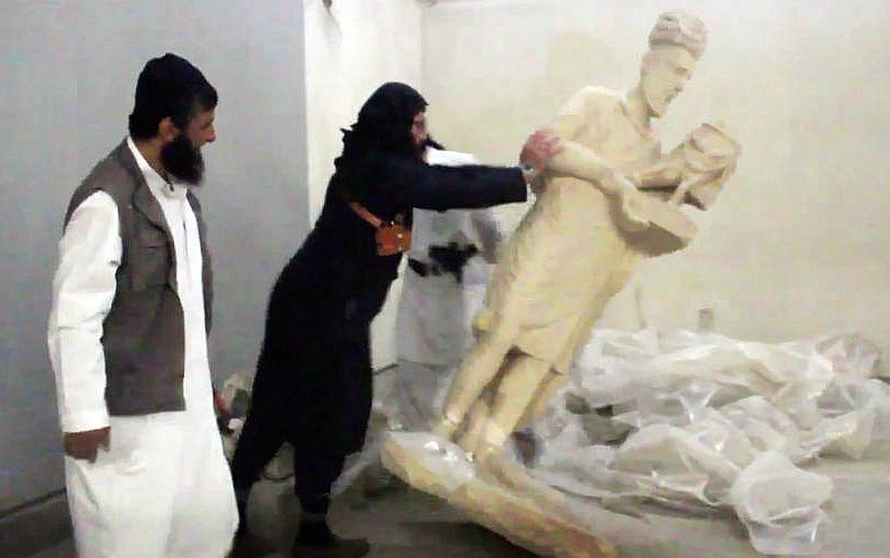 Сторонники группировки "Исламское государство" разрушают старинные статуи