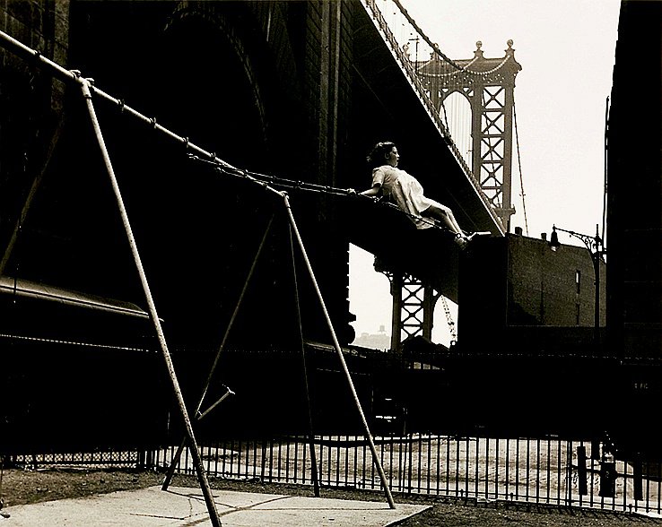 Уолтер Розенблум. Девочка на качелях, Питт-стрит, Нью-Йорк, 1938 © Rosenblum Photography Collectio