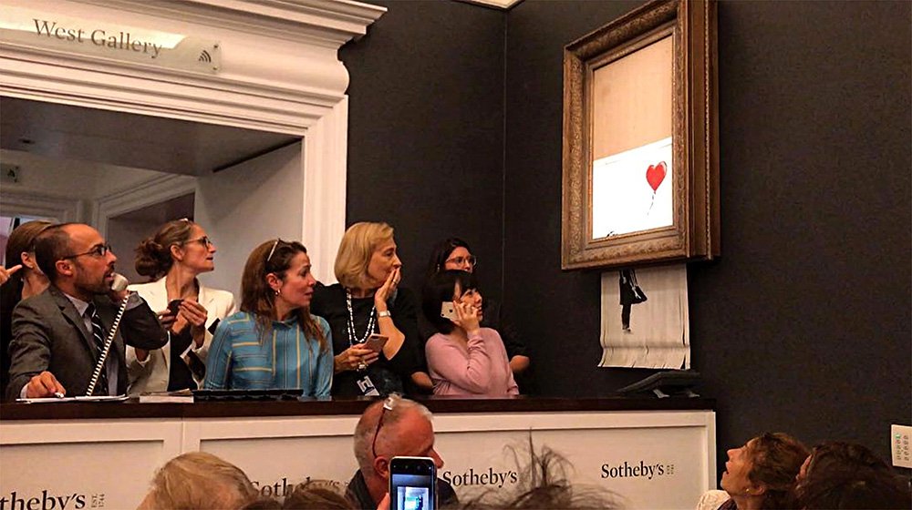 «Самоуничтожение» проданного лота Бэнкси на торгах Sotheby’s 5 октября. Фото: instagram.com/banksy
