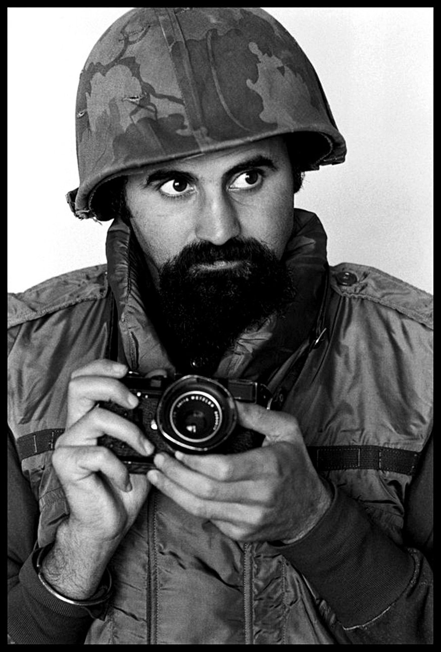 Аббас в каске и бронежилете во время освещения войны в Южном Вьетнаме. 1973 г. Фото: A. Abbas / Magnum Photo