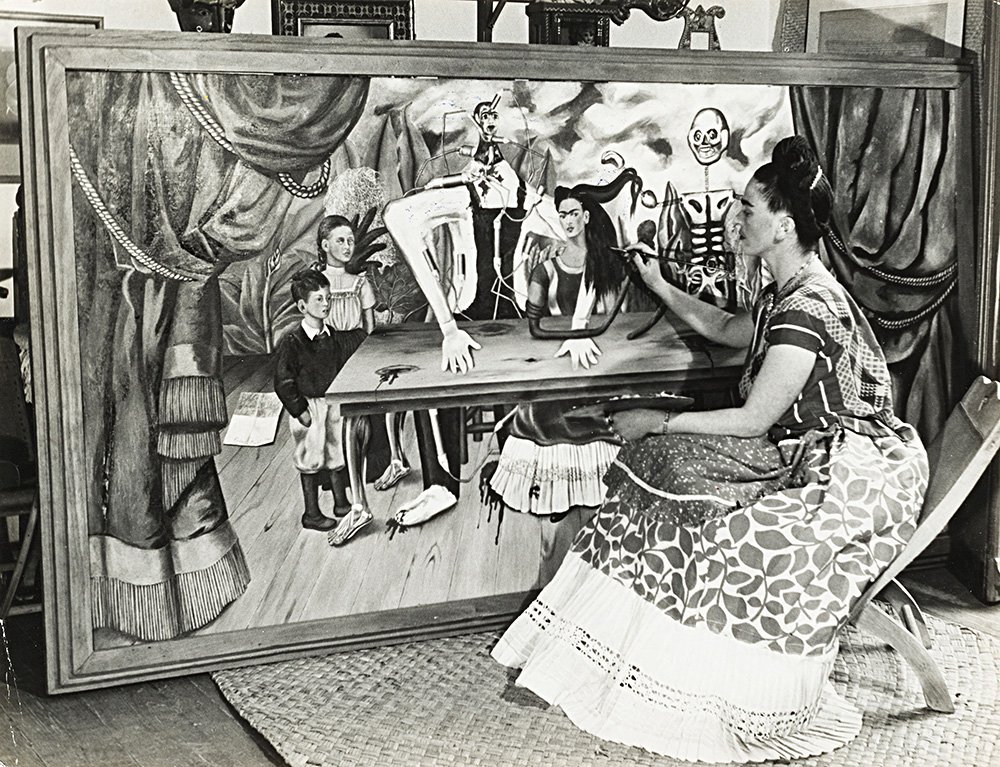 Бернард Зильберштейн сфотографировал художницу у «Раненого стола» в 1941 г., через год после окончания работы над картиной. Фото: Edward B. Silberstein / Cincinnati Art Museum