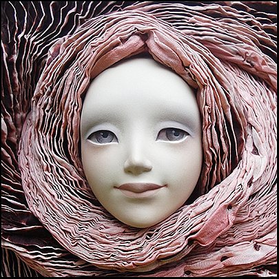 Кукла с выставки Наталии Лопусовой-Томской «Иллюзорная жизнь бумаги»