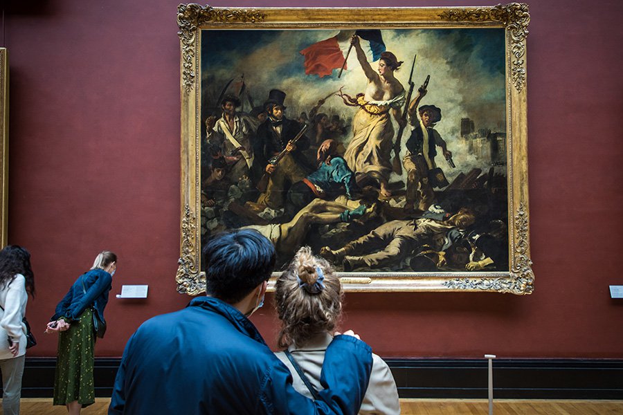 Посетители у полотна Эжена Делакруа «Свобода на баррикадах» в Лувре. Фото: Christophe Petit Tesson/EPA/ТАСС