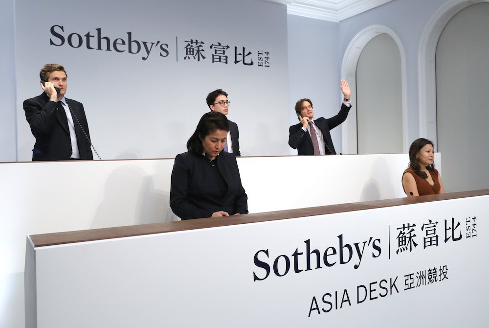 Сотрудники Sotheby's, участвующие в торгах из Гонконга. Фото: Sotheby'