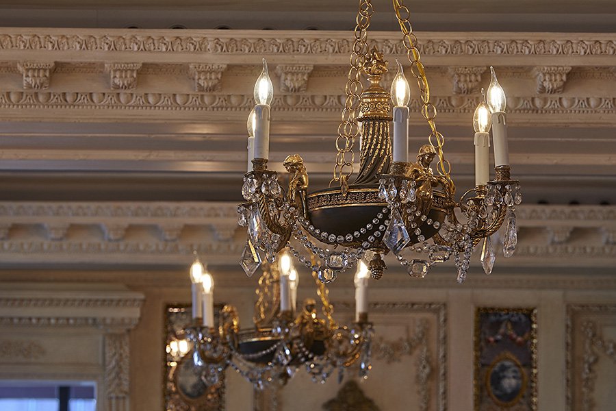 Люстры (модель конца XVIII века), украшенные подвесками из горного хрусталя (Atelier Maison Dellos). Фото: Архив Андрея Деллоса