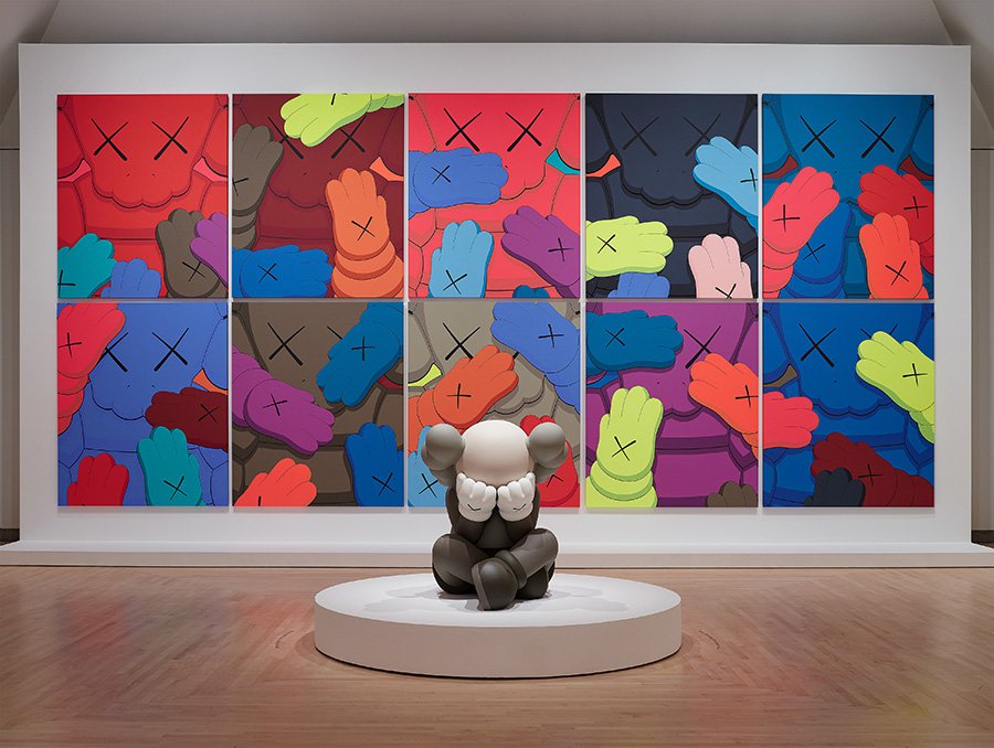 KAWS. Принты из серии «Импульсы» и фигурка горюющего Companion. Фото: KAWS/Brooklyn Museum