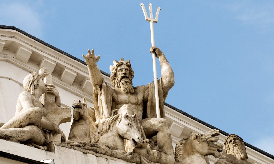 Фрагмент скульптурной группы «Нептун с двумя реками», установленной на фронтоне. Фото: Александр Елексеев/Фотобанк Лори