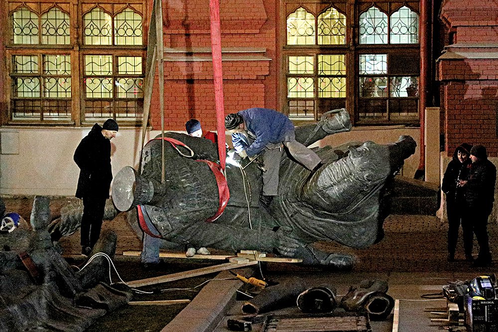 Демонтаж памятника маршалу Георгию Жукову на Манежной площади. Фото: Гавриил Григоров/ТАСС