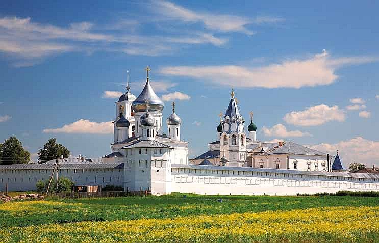 Никитский мужской монастырь, один из древнейших в России, в числе самых живописных достопримечательностей города