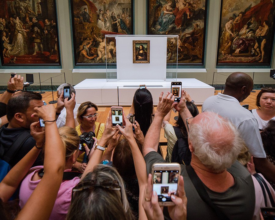 Посетители Лувра перед картиной Леонардо да Винчи «Мона Лиза». Фото: Mika Baumeister