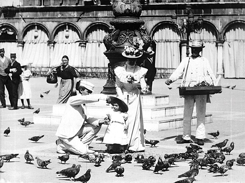 «Кормление голубей на площади Сан-Марко в Венеции». 1898. Фото: BFI National Archive