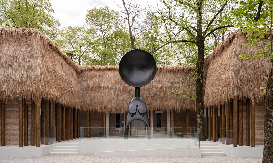 Скульптура Симоны Ли перед павильоном США. Фото: Marco Cappelletti/La Biennale di Venezia
