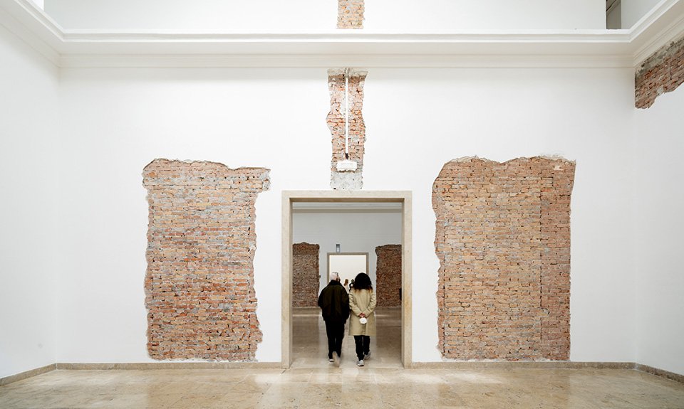 Берлинская художница Мария Айхорн обнажила первоначальную структуру немецкого павильона. Фото: Marco Cappelletti/La Biennale di Venezia