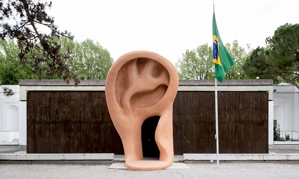 Группа бразильских художников украсила вход в свой национальный павильон гигантской скульптурой уха. Фото: Marco Cappelletti/La Biennale di Venezia