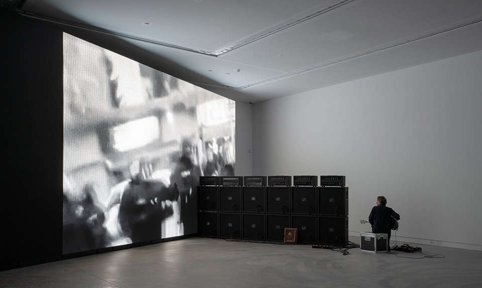 Марко Фусинато устроил экспериментальный шумовой перформанс. Фото: Marco Cappelletti/La Biennale di Venezia