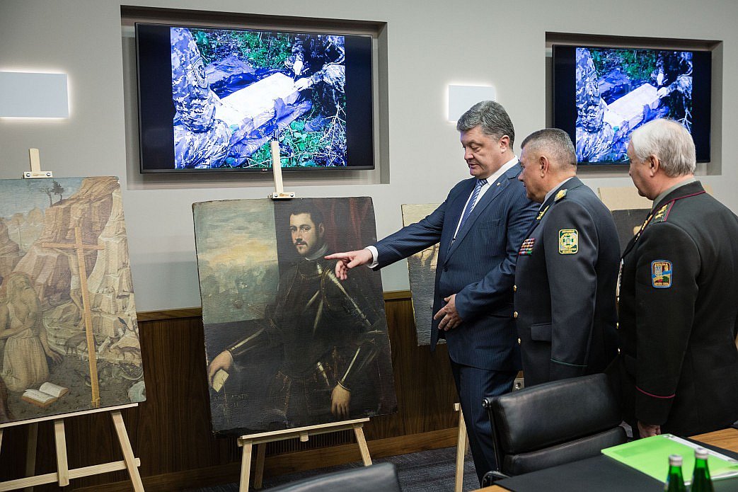 Президент Украины осматривает найденные картины. Фото: Пресс-служба Президента Украины
