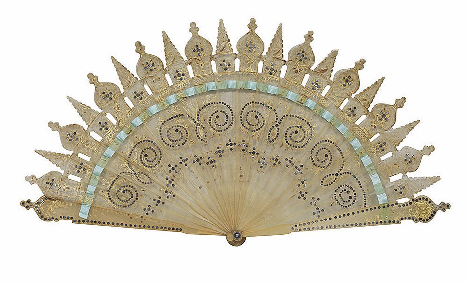 Главному орудию женского кокетства вернули былое великолепие | The Art ...