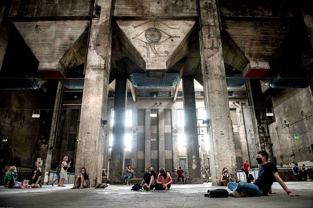 Посетители слушают звуковую инсталляцию в берлинском клубе Berghain. Фото: Stefanie Loos / AFP/Eastnew