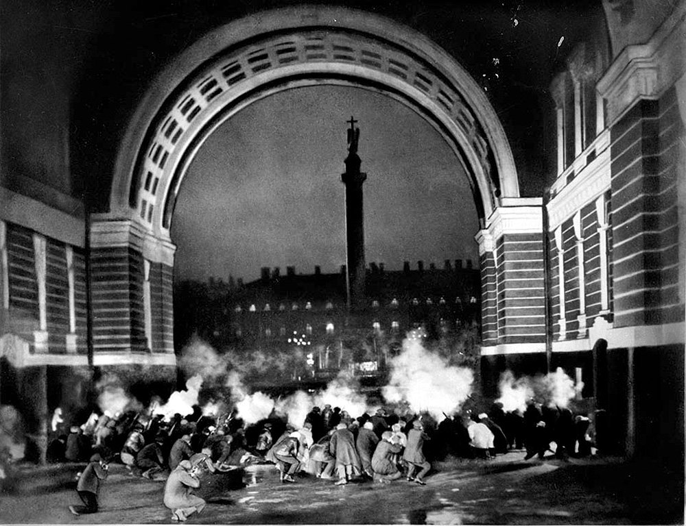 Штурм Зимнего из фильма Михаила Ромма «Ленин в Октябре». 1937 Фото: Мосфильмм/Фотодом