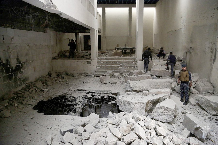 Руины на месте музейных залов все еще таят в себе опасность для участников проекта реконструкции. Фото: Khalid Mohammed/AP/TACC