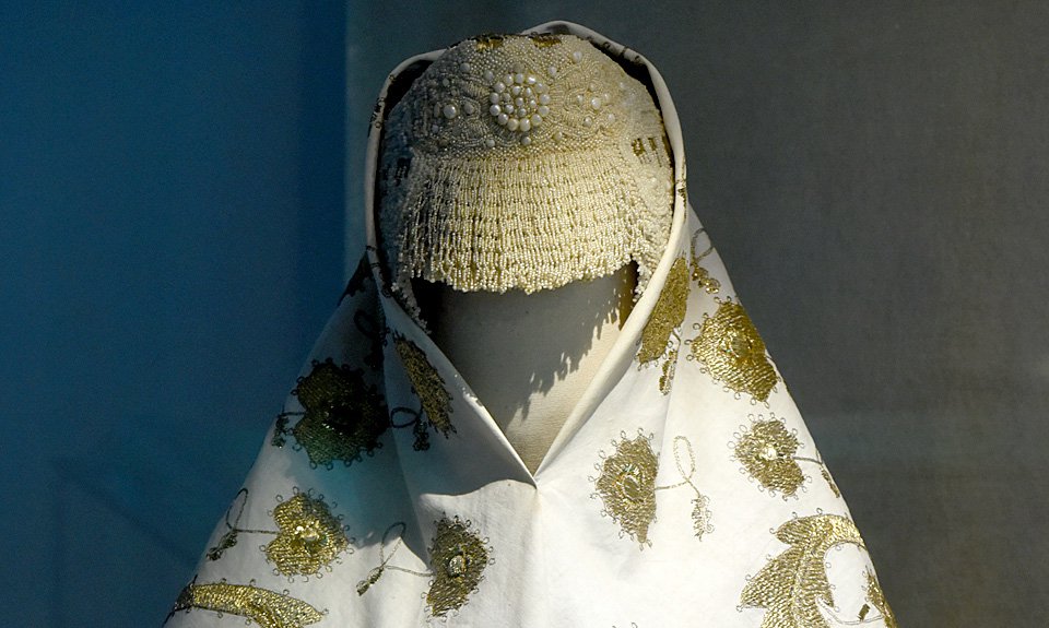 На выставке можно увидеть около 70 предметов старинного женского костюма. Фото: Александр Коряков