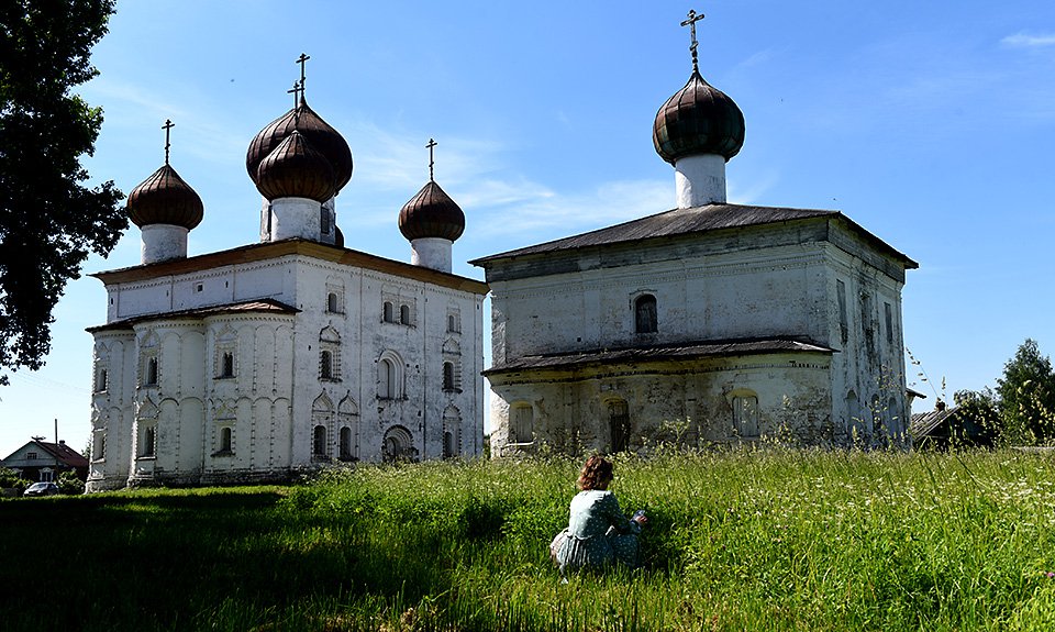 Красноармейская площадь в Каргополе. Справа — Никольская церковь (1741), слева — Благовещенская церковь (1682–1692), которую Игорь Грабарь сравнивал с флорентийскими палаццо. Фото: Александр Коряков