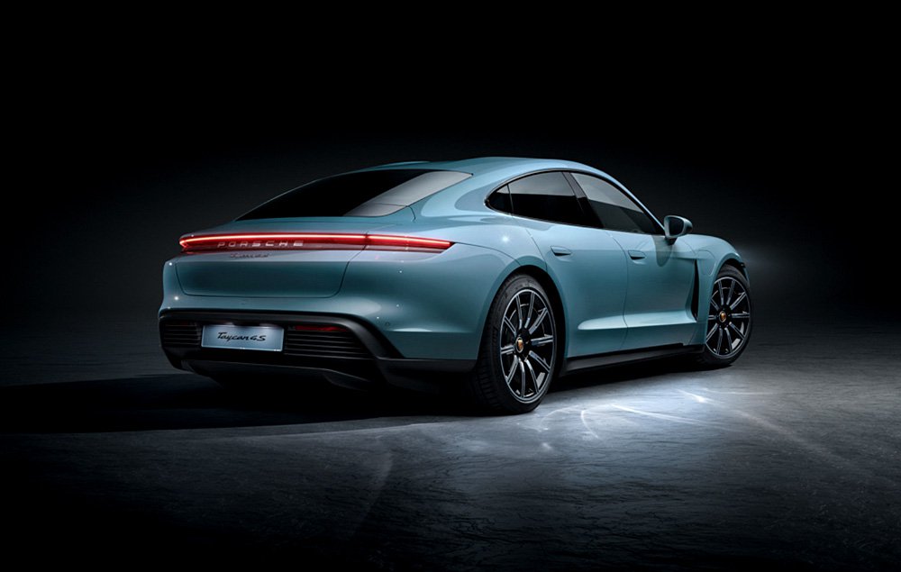 Вид сзади на Porsche Taycan 4S