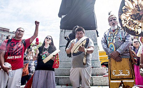 В Канаде идет борьба за снос монументов белым завоевателям