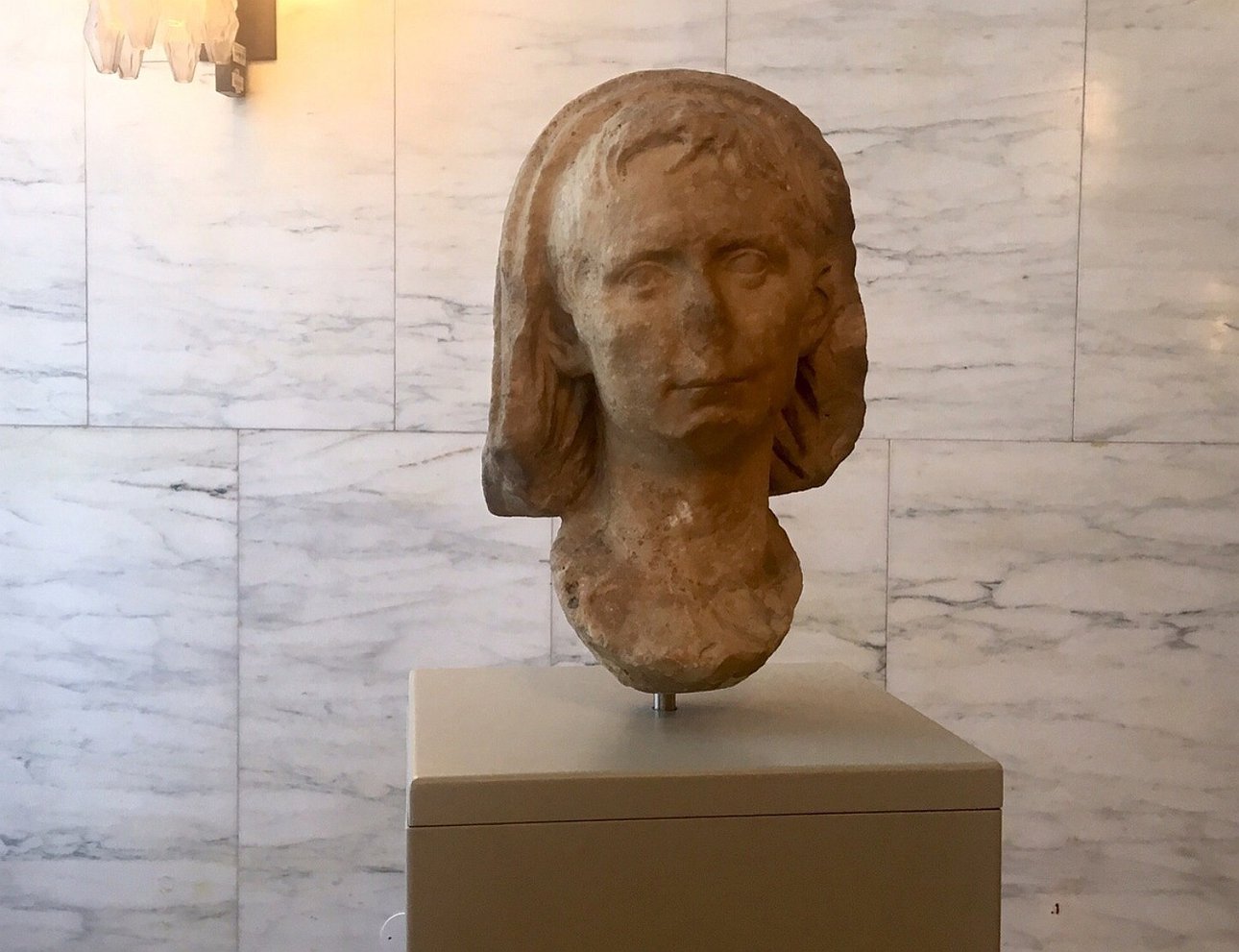 Бельгия вернула Италии украденный в 1970-е годы бюст Октавиана Августа ...