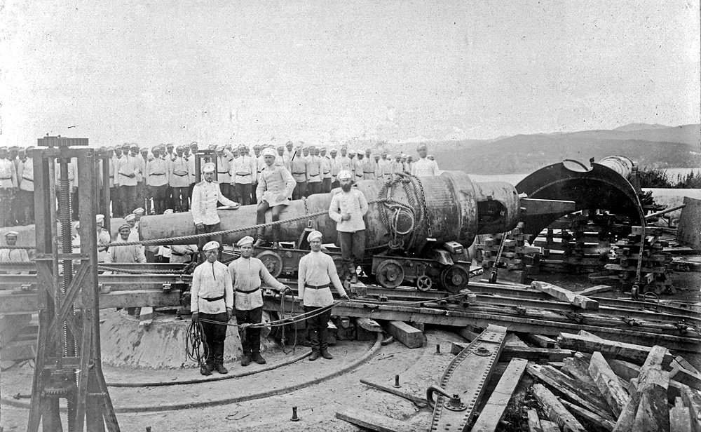 Батарея Назимовская. Монтаж 11-дюймовой пушки. 1898 г. Фото: Из фондов Дома русского зарубежья им. А. Солженицына