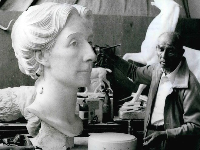 Портрет Козимы Вагнер (1982) в студии Арно Брекера явно демонстрирует неоклассицистические устремления скульптора. Фото: ТАСС
