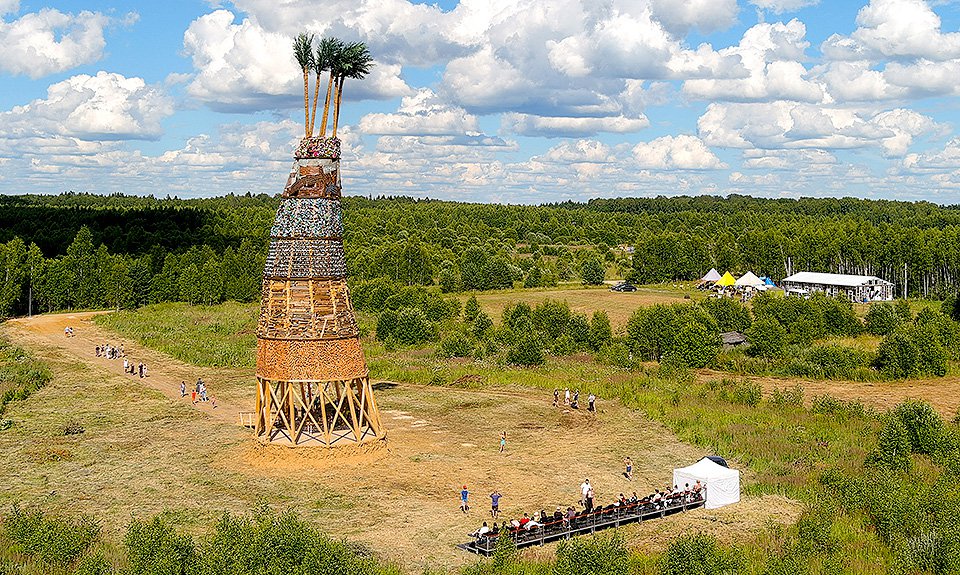 «Мавзолей мечты» Тотана Кузембаева высотой в 30 м собран из старых досок, ржавого железа и пустых бутылок. Фото: Михаил Терещенко/ТАСС