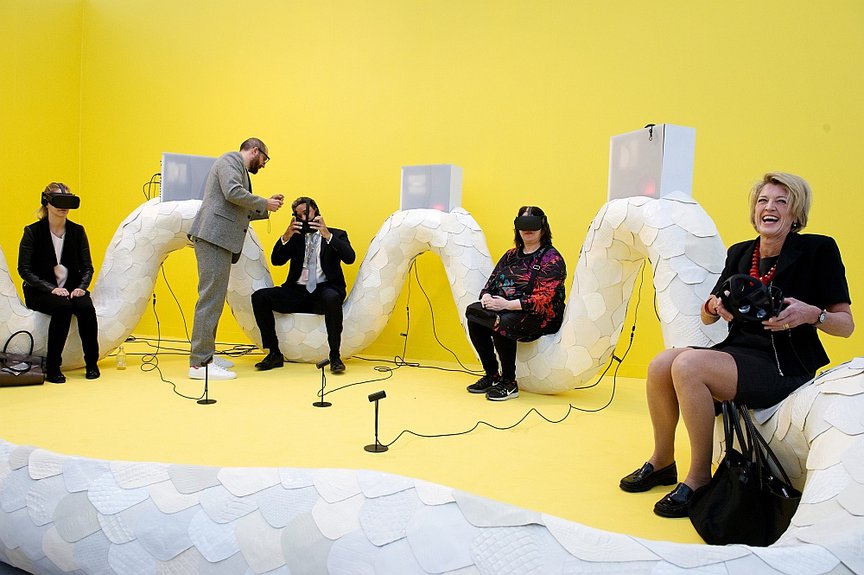 Видео Джона Рефмана переносит зрителей в виртуальную реальность. На стенде галереи Seventeen его надо смотреть сидя на змее / Linda Nylind/Frieze