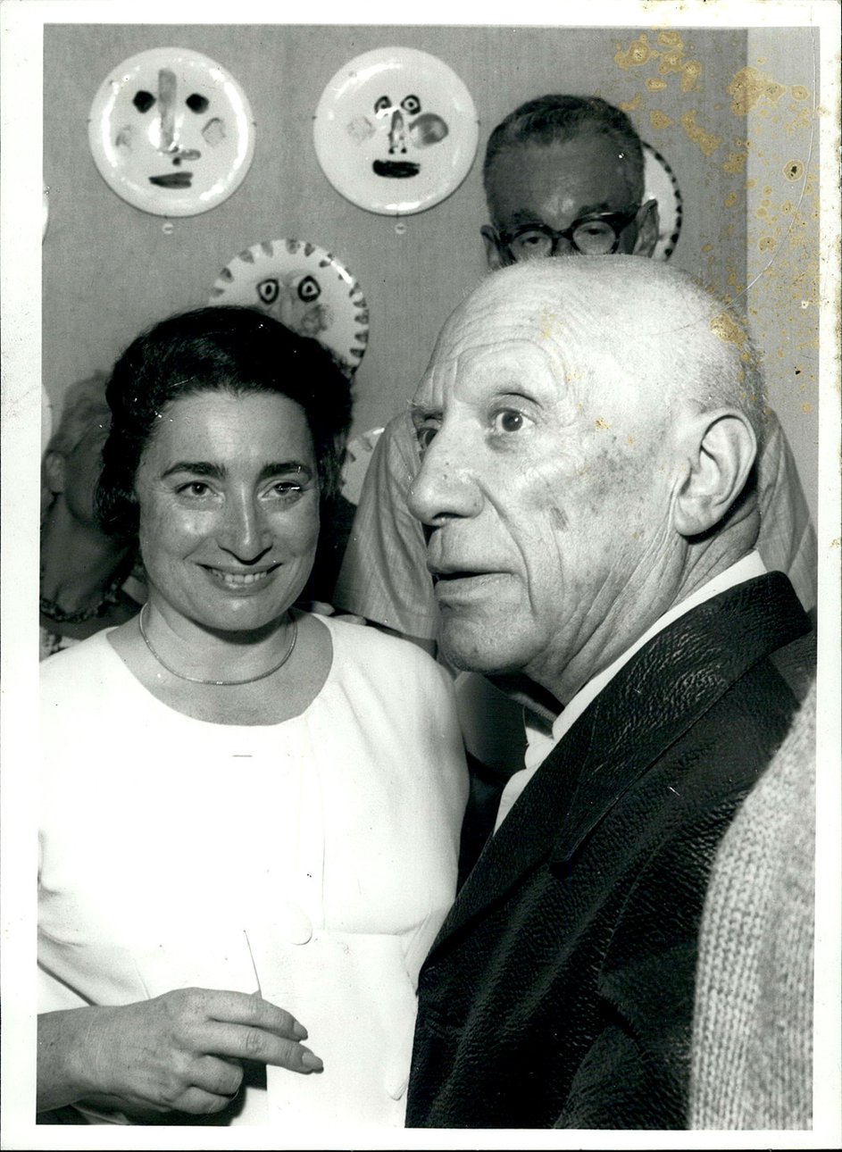 Пабло Пикассо вместе с женой Жаклин Рок. 1966 г. Фото: Keystone Pictures/ZUMAPRESS/ТАСС