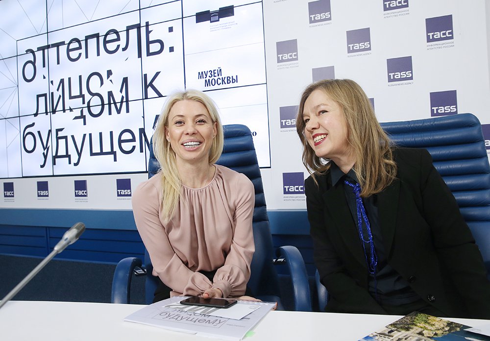 Марина Люльчук и Алина Сапрыкина на пресс-конференции, посвященной фестивалю "Оттепель: лицом к будущему" / Фото: ТАСС