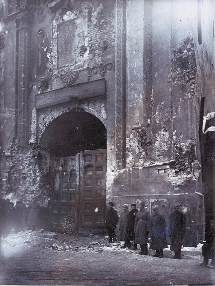 Никольские ворота. Вид разрушений после обстрела в конце октября — 3 ноября 1917 года Фотограф Д.М. Гусев (?). Ноябрь — декабрь 1917 года Музеи Московского Кремля