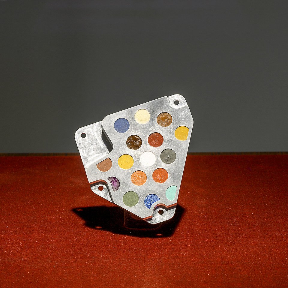 Калибровочный прибор для бортовых видеокамер марсианского посадочного модуля Beagle 2 был создан в сотрудничестве с Дэмиеном Хëрстом. Его запасная копия осталась на Земле. Фото: Peter Cox/Kunsthal KAdE