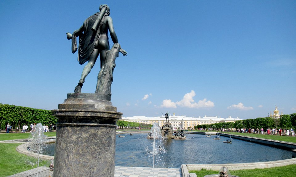 Чтобы Нижний парк продолжал работать, была проложена  дополнительная транзитная нить, и работа фонтанов ни на минуту не останавливалась.  Фото: Наталья Шкуренок