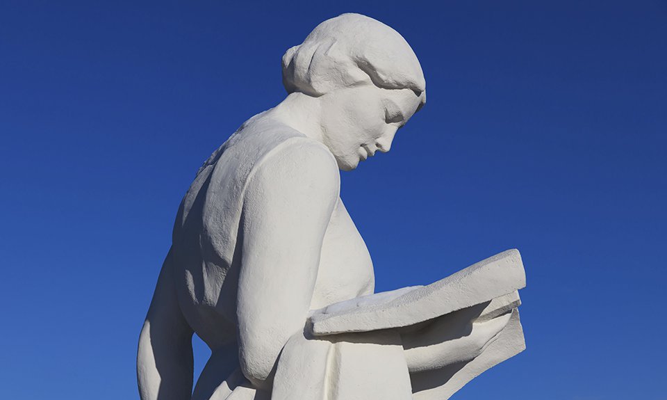 Скульптура «Девушка с книгой (Студентка)» после реставрации. Фото: Мария Говтвань/Российская государственная библиотека