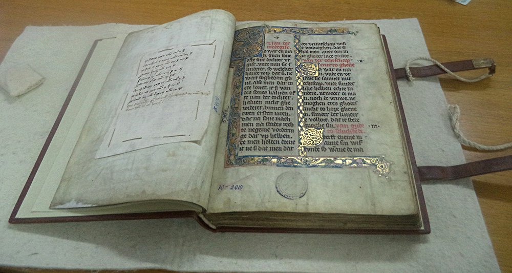 Разворот Кодекса Бардевика после реставрации. Фото: ГосНИИР