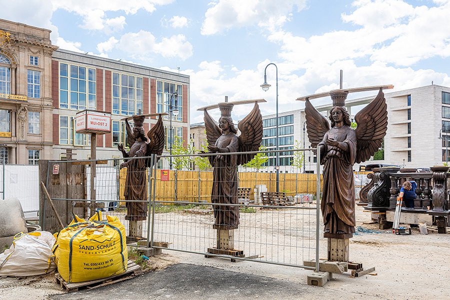 Воссозданные статуи херувимов. Фото: David von Becker/SHF