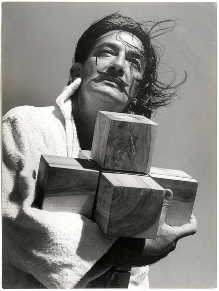 Франсеск Катала-Рока. Сальвадор Дали с гиперкубическим крестом.1953. Фонд «Гала-Сальвадор Дали»