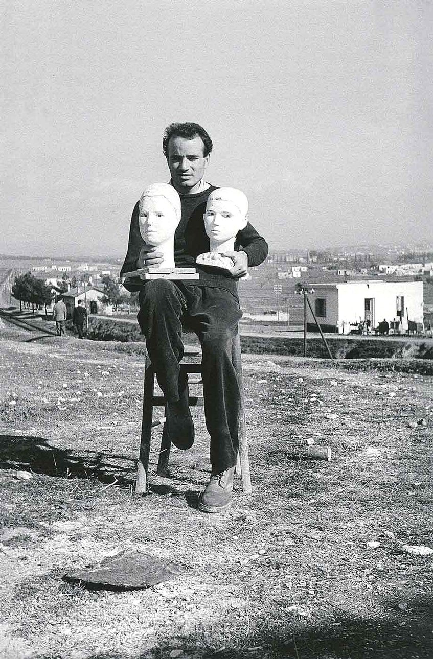 Такис и его первые скульптуры, созданные под впечатлением от работ Джакометти и Пикассо. 1946. Фото: Takis Foundatio
