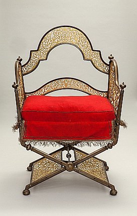 Кресло курульное. 1744 г. Завод Мосоловых Сталь, латунь, кожа, бархат; ковка, полировка, наводка (амальгирование), золочение