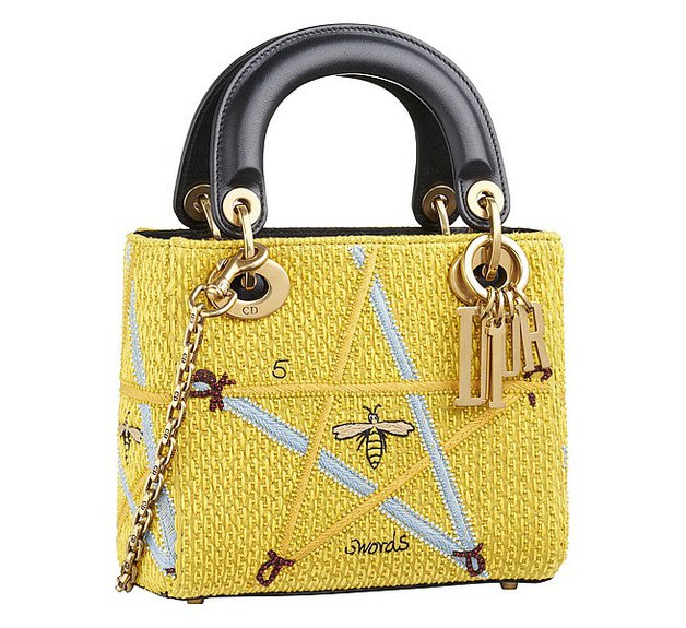 Сумка мини-формата Lady Dior с вышивкой нитями и бусинами с узором карты Таро «Пятерка мечей». Фото: Dior