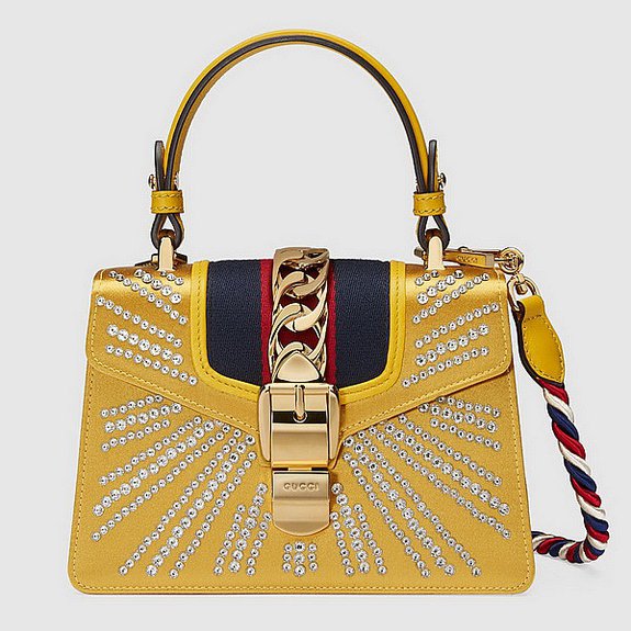 Сумка Gucci Sylvie мини-формата из атласа, украшенная кристаллами. Фото: Gucci