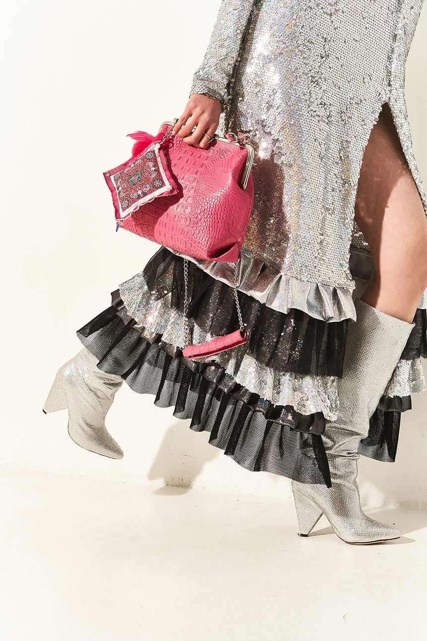 Платье с пайетками и сумка с застежкой фермуар в розовой коже подкрокодила. Весенне-летняя коллекция Minorité. Фото: Minorité